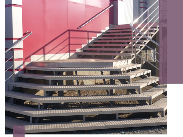 Лестницы для магазина в Каменске-Уральском — изготовление и монтаж