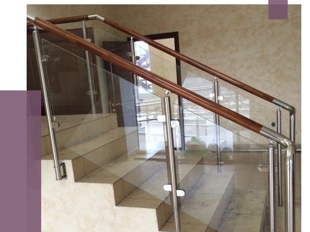 Комбинированные перила из металла и дерева в Каменске-Уральском